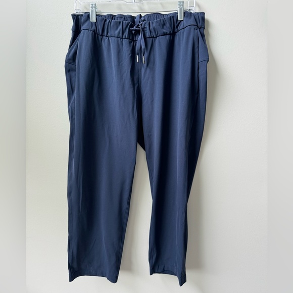 Lululemon Women's Size 12 On The Fly Crop Woven 23" Inseam True Navy Blue Pants - Picture 3 of 6
